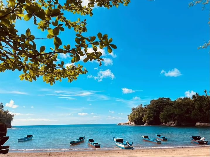 Tosomolo - Suasana Asri dan Tenang di Pantai Tosomolo, Surga Tersembunyi dengan Pesona Laut Biru, Maluku Utara, Kecamatan Loloda Tengah, Kabupaten Halmahera Barat